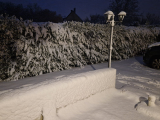 Dépression Caetano : jusqu'à 30 cm de neige en plaine et des vents à plus de 160 km/h, les dernières images