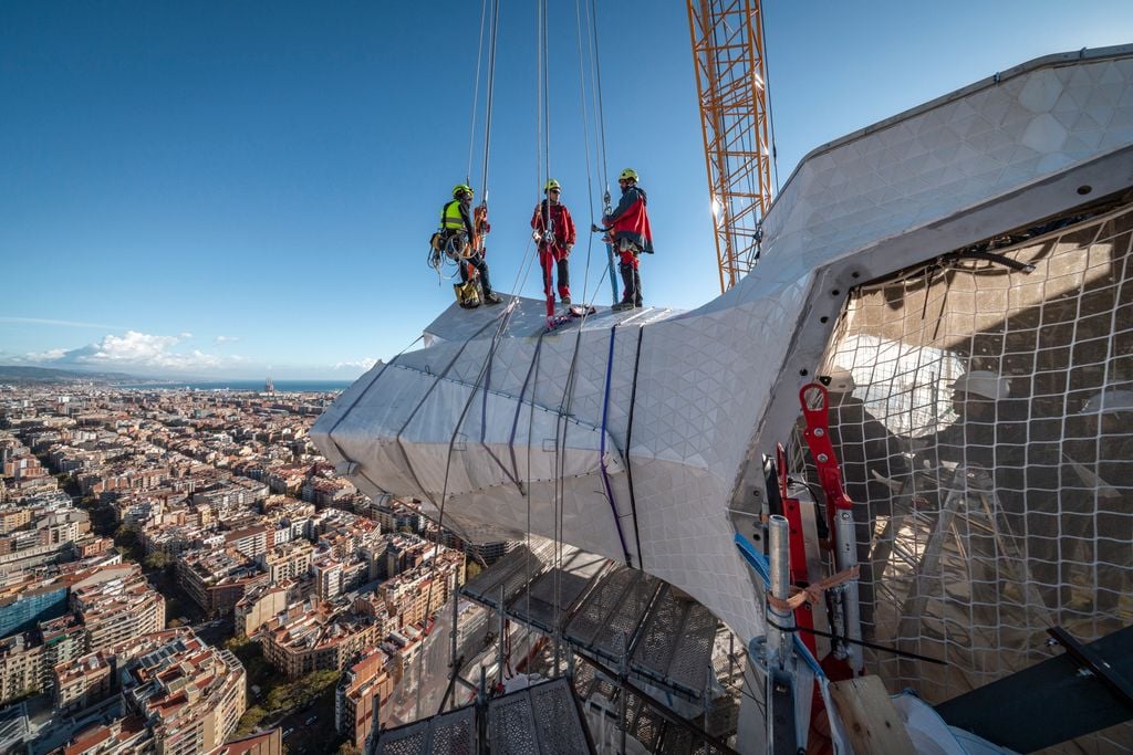 Bauarbeiten in luftiger Höhe. Foto: Fundació Junta Constructora del Temple Expiatori de la Sagrada Família/Pep Daudé