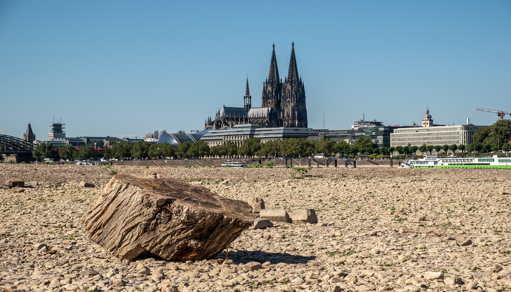Wo sonst der Rhein fließt, liegen Steine trocken: Niedrigwasser vor dem Kölner Dom zeigt die Wucht der Wasserkrise. Copernicus, Europa, Flüsse, Sommerabflüsse, Lieferketten, Energieversorgung, Natur Wo sonst der Rhein fließt, liegen Steine trocken: Niedrigwasser vor dem Kölner Dom zeigt die Wucht der Wasserkrise. Copernicus meldet für Europas große Flüsse die niedrigsten Sommerabflüsse seit 1992 – mit schweren Folgen für Lieferketten, Energieversorgung und Natur.