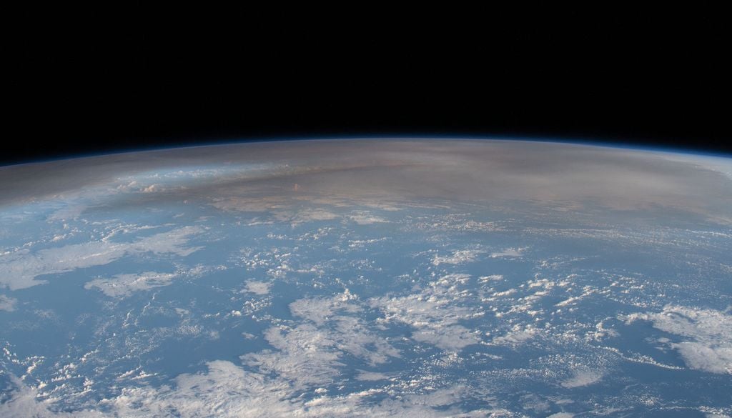 Die Aschewolke am 16. Januar auf einer Aufnahme der ISS. Die Wolke stieg bis zu 60 Kilometer über dem Pazifischen Ozean im Nordwesten Aucklands, Neuseeland, auf. Die Aschewolke am 16. Januar auf einer Aufnahme der ISS. Die Wolke stieg bis zu 60 Kilometer über dem Pazifischen Ozean im Nordwesten Aucklands, Neuseeland, auf. Bild: NASA/Kayla Barron