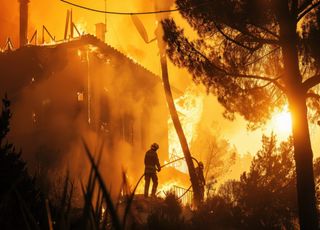 Dernière minute : les incendies en Californie se rapprochent dangereusement de Los Angeles ! La ville bientôt touchée ? 