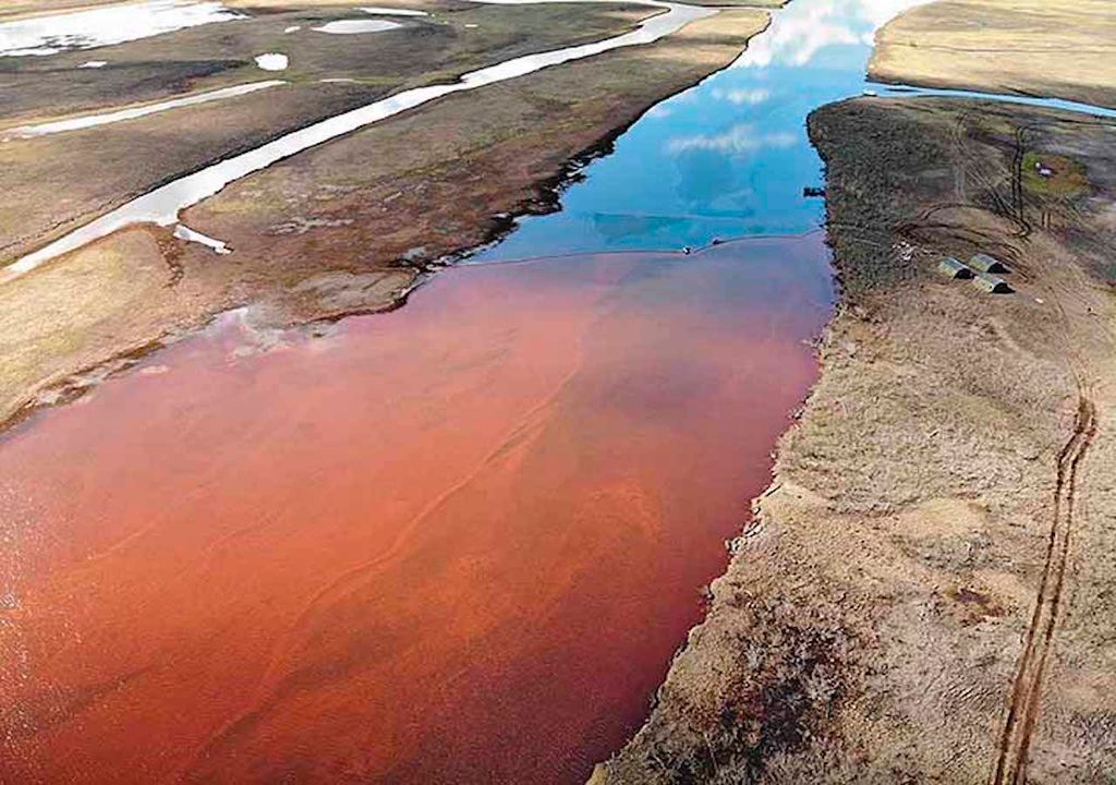 Río Ambarnaya, Siberia, severamente contaminado Río Ambarnaya, Siberia, severamente contaminado