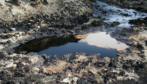 Crisis ambiental en Salina Cruz, Oaxaca: las lluvias de "Boris" esparcen derrame de combust&oacute;leo de PEMEX
