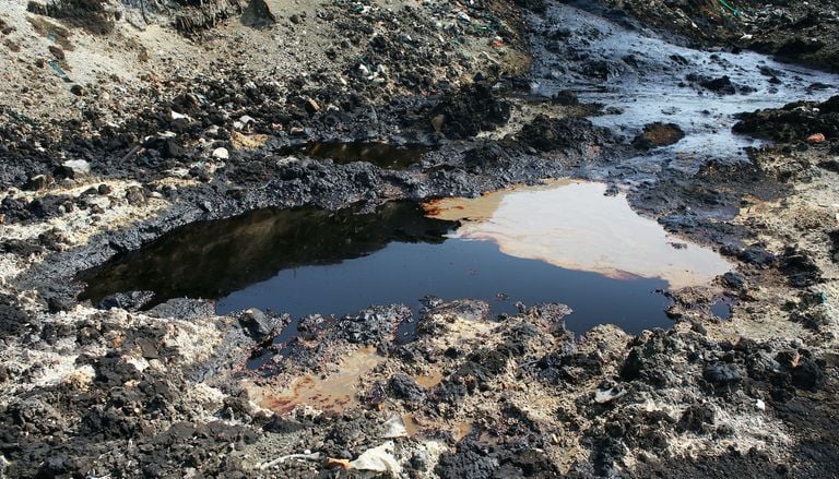 Crisis ambiental en Salina Cruz, Oaxaca: las lluvias de "Boris" esparcen derrame de combust&oacute;leo de PEMEX