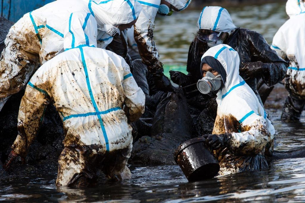 Los derrames de petróleo dejan sin trabajo a miles de pescadores y el mar presenta una devastación sin precedente.