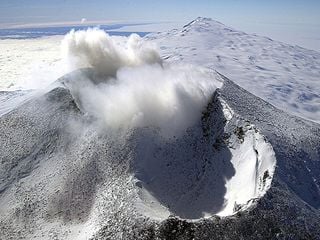 La fusione dei ghiacci antartici potrebbe causare eruzioni in vulcani nascosti e sconosciuti, secondo alcuni scienziati