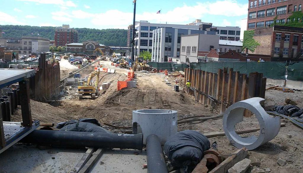 Obras para destapar el Saw Mill River, en Yonkers, Estados Unidos La obra para recuperar el Saw Mill River costó 18,8 millones de dólares, abrió 244 metros de cauce y obligó a bombear 21 millones de galones de agua durante cinco meses. Imagen Wikipedia / Jim.henderson