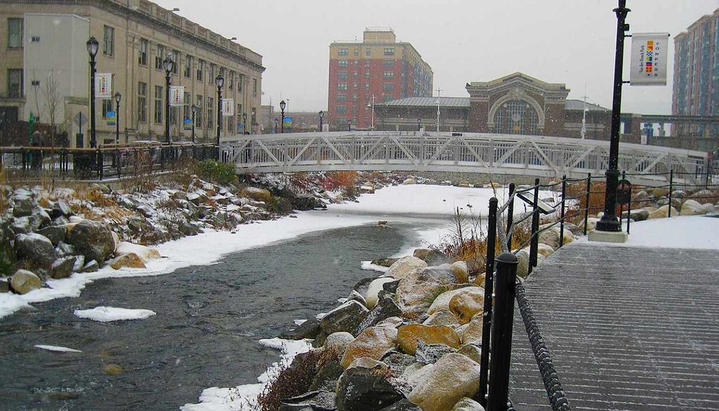 Saw Mill River, en Yonkers, Nueva York El antiguo aparcamiento de Larkin Plaza dio paso al Saw Mill River, recuperando un hábitat acuático de 1.300 m² en el centro de Yonkers. Wikipedia / HamTech87.