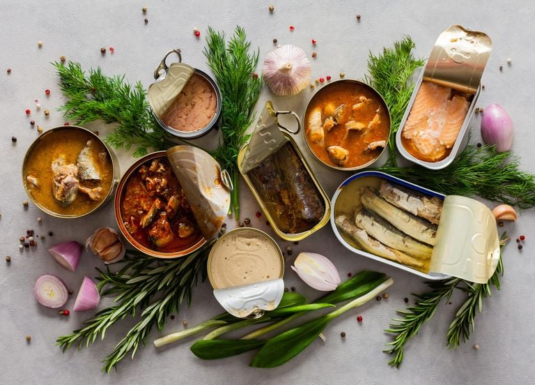 Los compuestos tóxicos pueden filtrarse de las latas a tu plato. Aquí te contamos cómo evitarlos