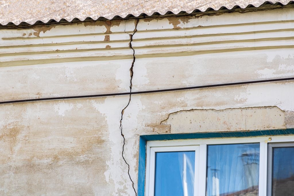 En cas de sécheresse intense, des fissures peuvent apparaître sur les murs des maisons En cas de sécheresse intense, des fissures peuvent apparaître sur les murs des maisons