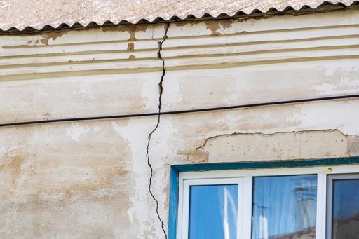 Des milliers de maisons fissur&eacute;es en France &agrave; cause de la s&eacute;cheresse : d&eacute;couvrez si votre r&eacute;gion est &agrave; risque
