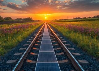 Des panneaux solaires sur des chemins de fer : quel est ce projet fou qui pourrait bientôt arriver en France ?