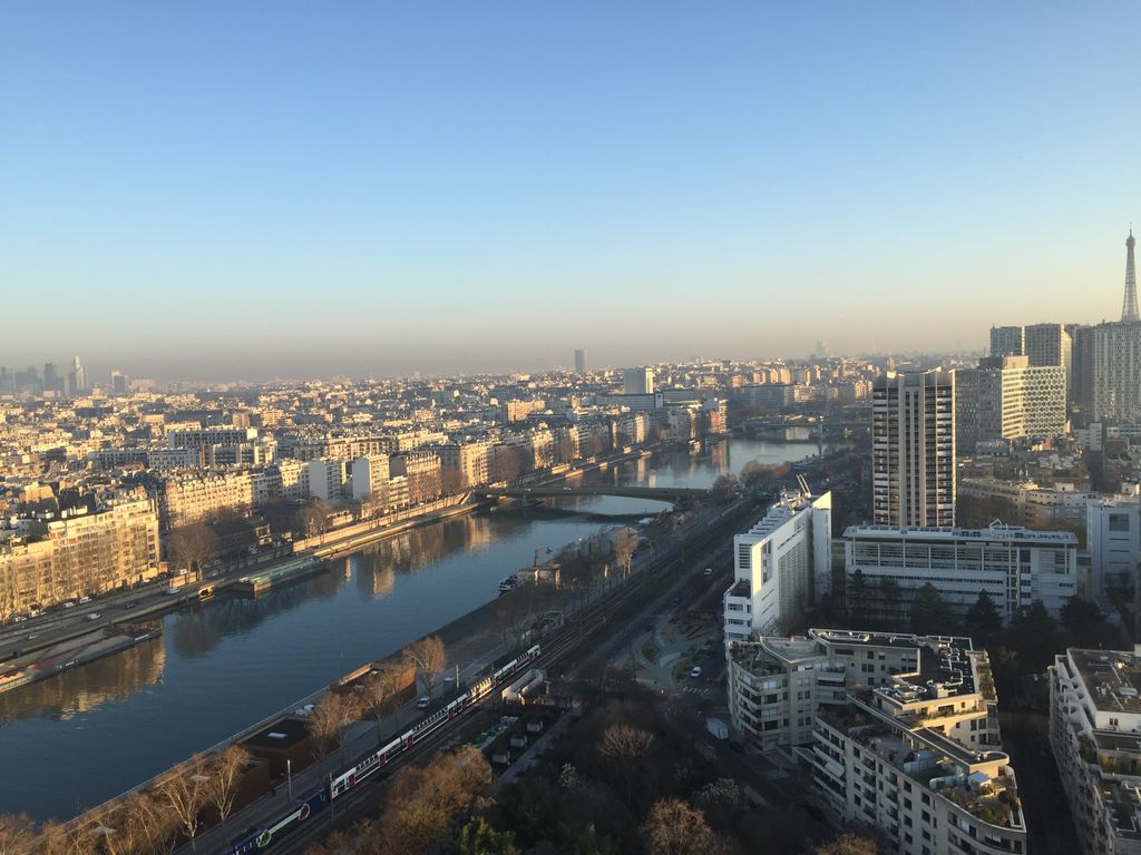 Si le temps est ensoleillé actuellement, la pollution se montre également de plus en plus présente (photo de Paris).