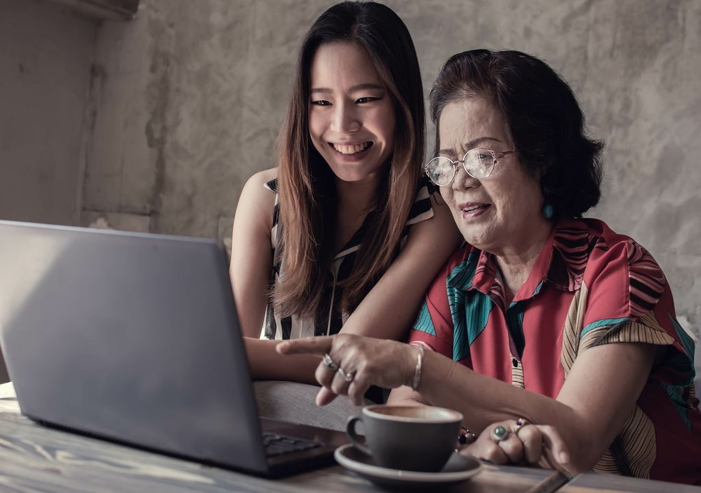 Abuela y nieta frente a una laptop Abuela y nieta frente a una laptop