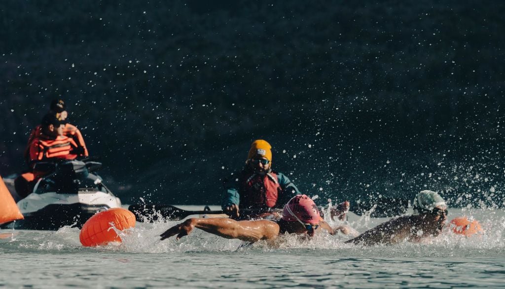 Competir sin traje de neopreno en el lago Argentino: los nadadores participan con mallas tradicionales en aguas heladas que rondan los 2 °C. Competir sin traje de neopreno en el lago Argentino: los nadadores participan con mallas tradicionales en aguas heladas que rondan los 2 °C.
