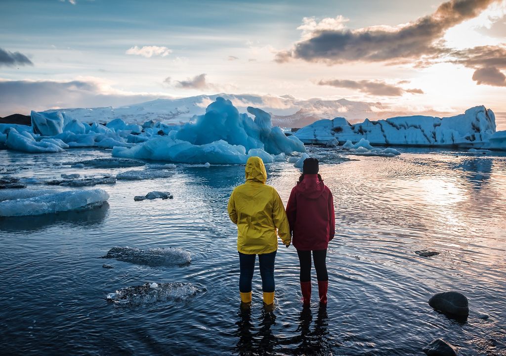 Dos personas contemplado un glaciar