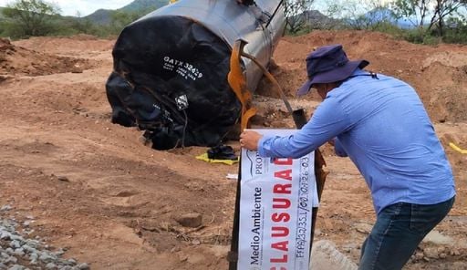Desastre ambiental en Sonora, un tren de Grupo M&eacute;xico se descarrila y derrama miles de litros de qu&iacute;micos en un arroyo