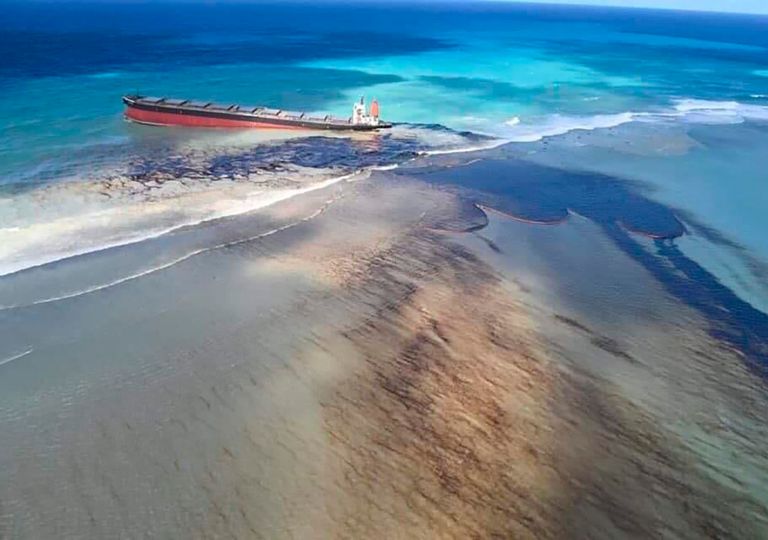 Desastre ambiental: a paradisíaca Ilha Maurício é tingida de preto Desastre ambiental: a paradisíaca Ilha Maurício é tingida de preto