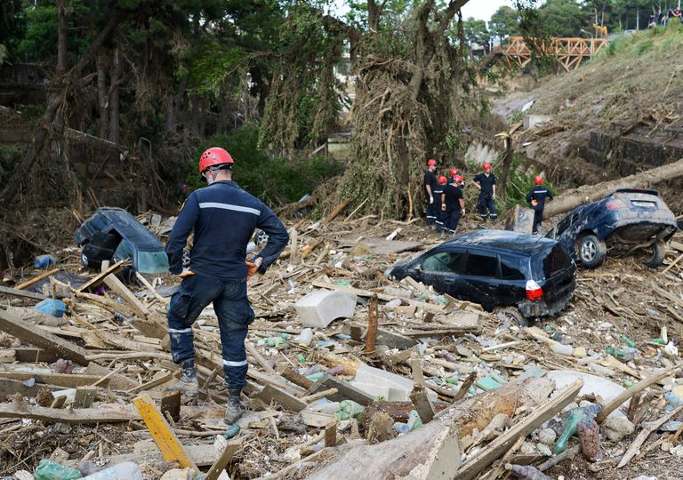 Coches amontonados por una riada Coches amontonados por una riada