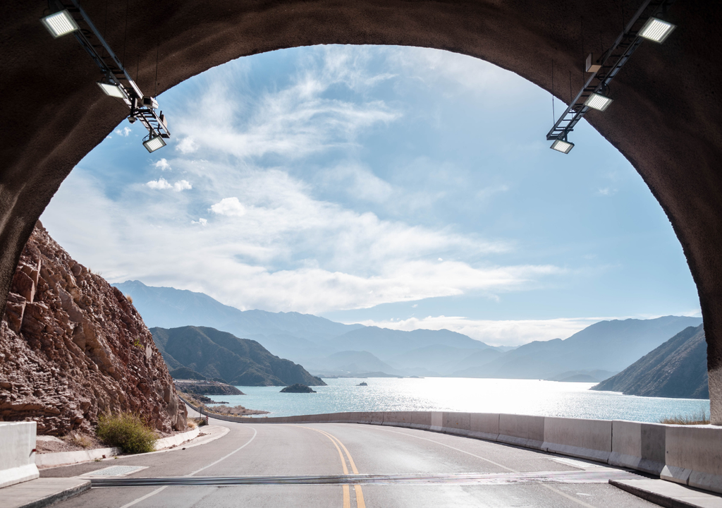 El túnel que vincula Cacheuta con Potrerillos regala postales hermosas de cordillera y embalses.