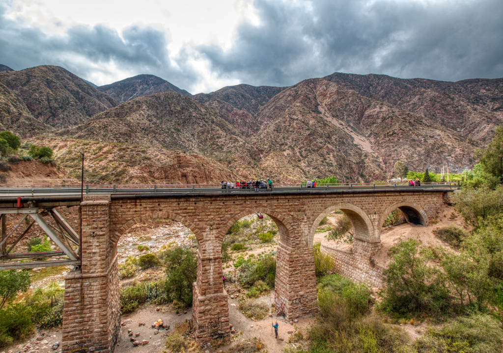 A una hora de la Ciudad de Mendoza, Cacheuta ofrece aguas termales, cabalgatas, trekking y actividades para todos los gustos.