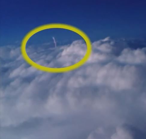 Descargas Desde El Tope Nuboso En Una Tormenta