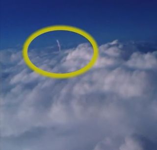 Descargas desde el tope nuboso en una tormenta
