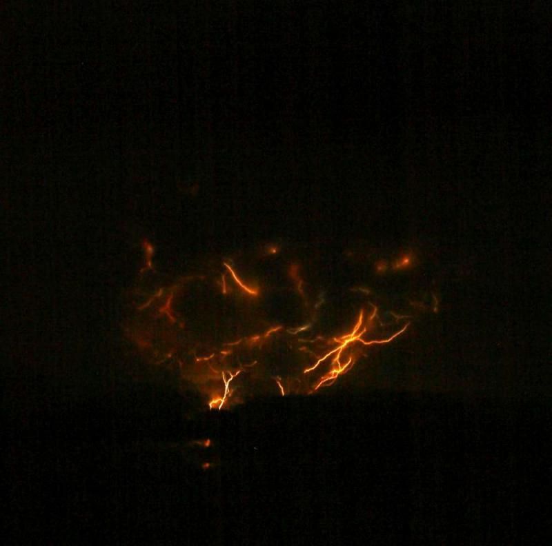 Descargas Volcánicas En El Laboratorio Fotografía del relámpago en Redoubt a las 1:20 am el 28 de marzo del 2013 en erupción, cortesía de Bretwood Higman (USGS AVO Web)