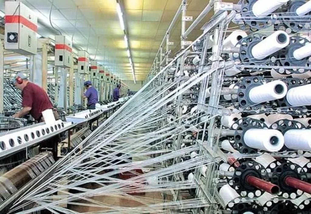 Brasil não conta com uma gestão de resíduos, embora conte com um descarte de cerca de 4 milhões de materiais oriundos do setor têxtil Brasil não conta com uma gestão de resíduos, embora conte com um descarte de cerca de 4 milhões de materiais oriundos do setor têxtil