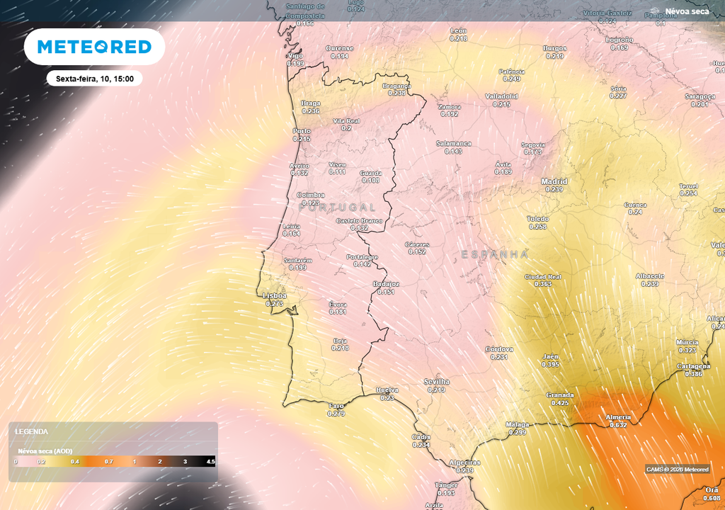 Poeiras saarianas em suspensão transformam a tonalidade do céu nesta sexta-feira, 10 de abril, tornando-o turvo ou amarelado.