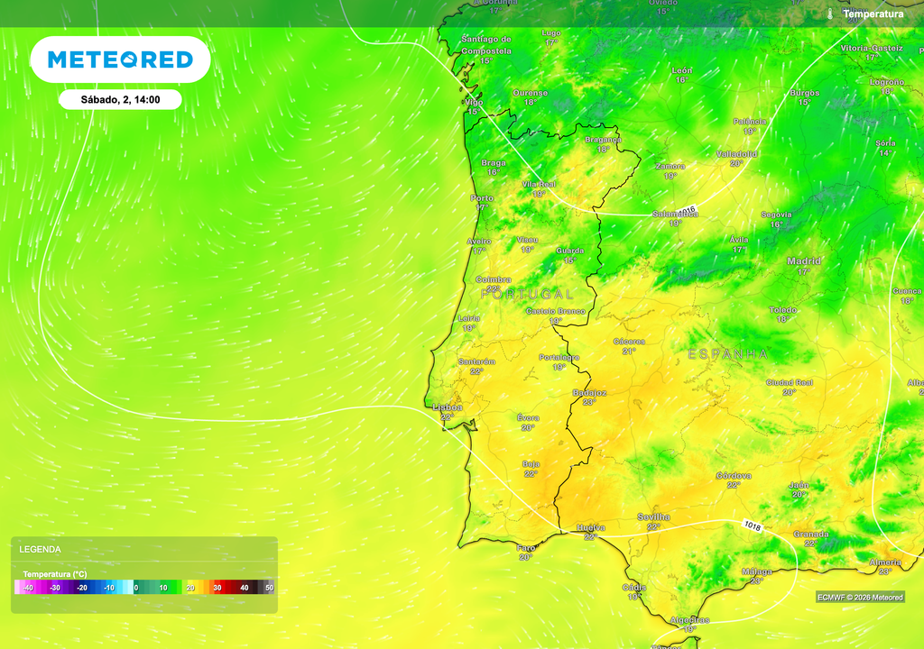 Mapa de temperatura à superfície para a tarde de sábado, marcando o início da descida térmica, com valores já mais baixos no litoral e regiões do Norte, contrastando com o interior sul, onde o ar mais quente ainda persiste parcialmente.
