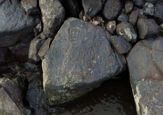 Extreme Dürre lässt den Pegel des Amazonas-Flusses sinken und legt in Felsen gehauene Gesichter frei!