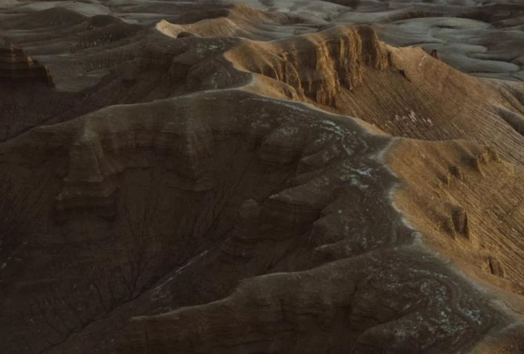 Pesquisadores coletam amostras de solo em Caçapava do Sul (RS), onde foram identificadas concentrações de terras raras até seis vezes superiores às encontradas na China.