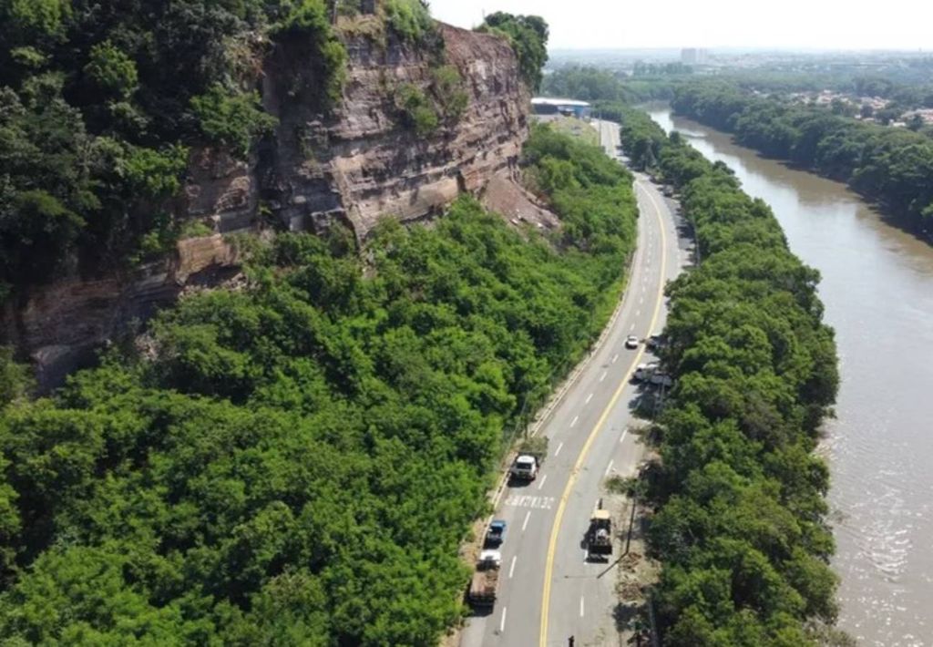 A Pedreira do Bongue, em Piracicaba (SP), e a Avenida Jaime Pereira ao lado juntamente com o Rio Piracicaba. Crédito: Prefeitura de Piracicaba.