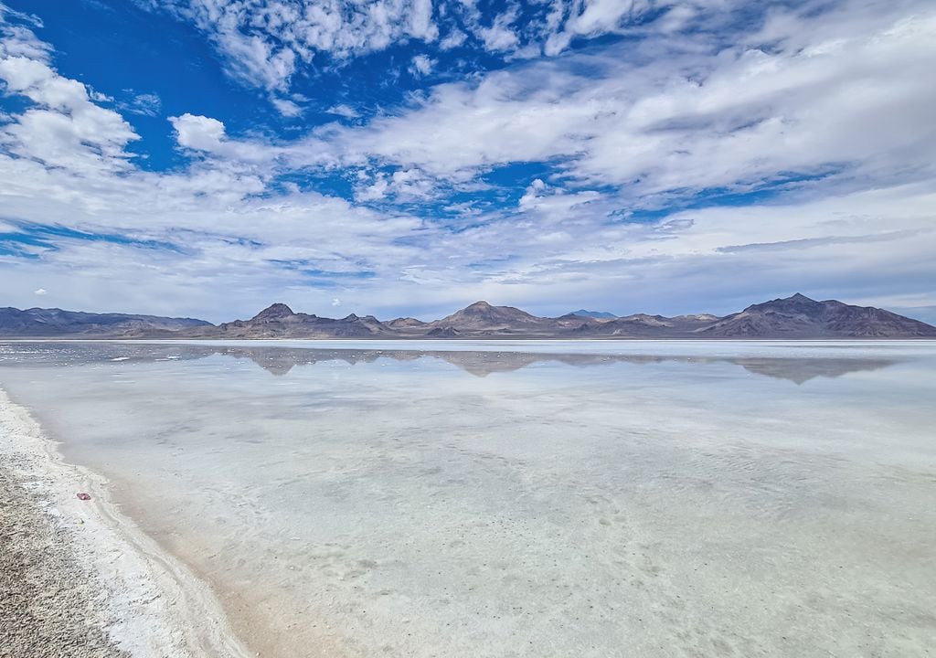 Uma análise destes dados (AEM) por geofísicos da Universidade de Utah mostra que a água doce satura os sedimentos sob a superfície hipersalina do lago a profundidades de 3 a 4 quilómetros.