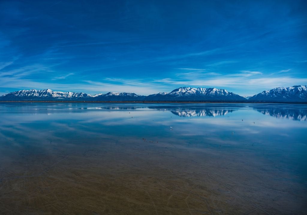 Johnson, professor de geologia e geofísica, quer explorar se a água subterrânea artesiana (água que está armazenada num aquífero confinado e que se encontra sob pressão) poderia ser utilizada com segurança para mitigar a poeira, que contém metais tóxicos.
