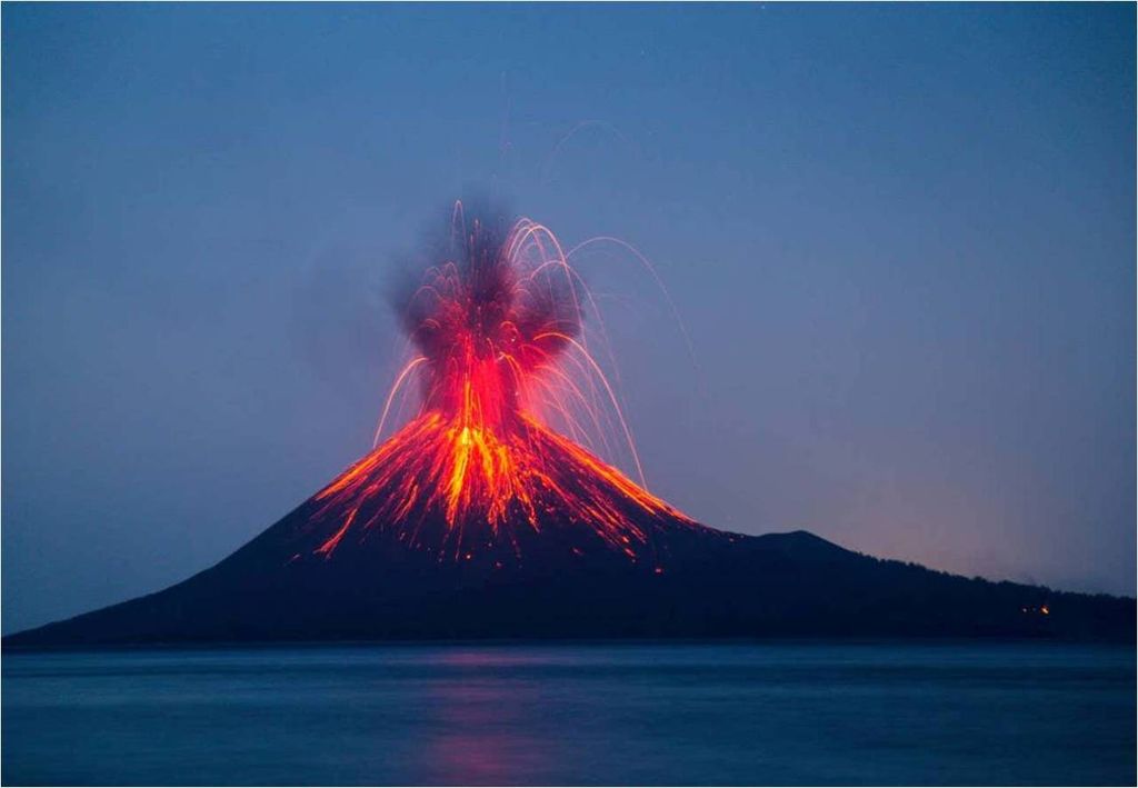 Éruption sur l’île d’Anak Krakatau, Indonésie, en 2018. Photo : Reproduction.