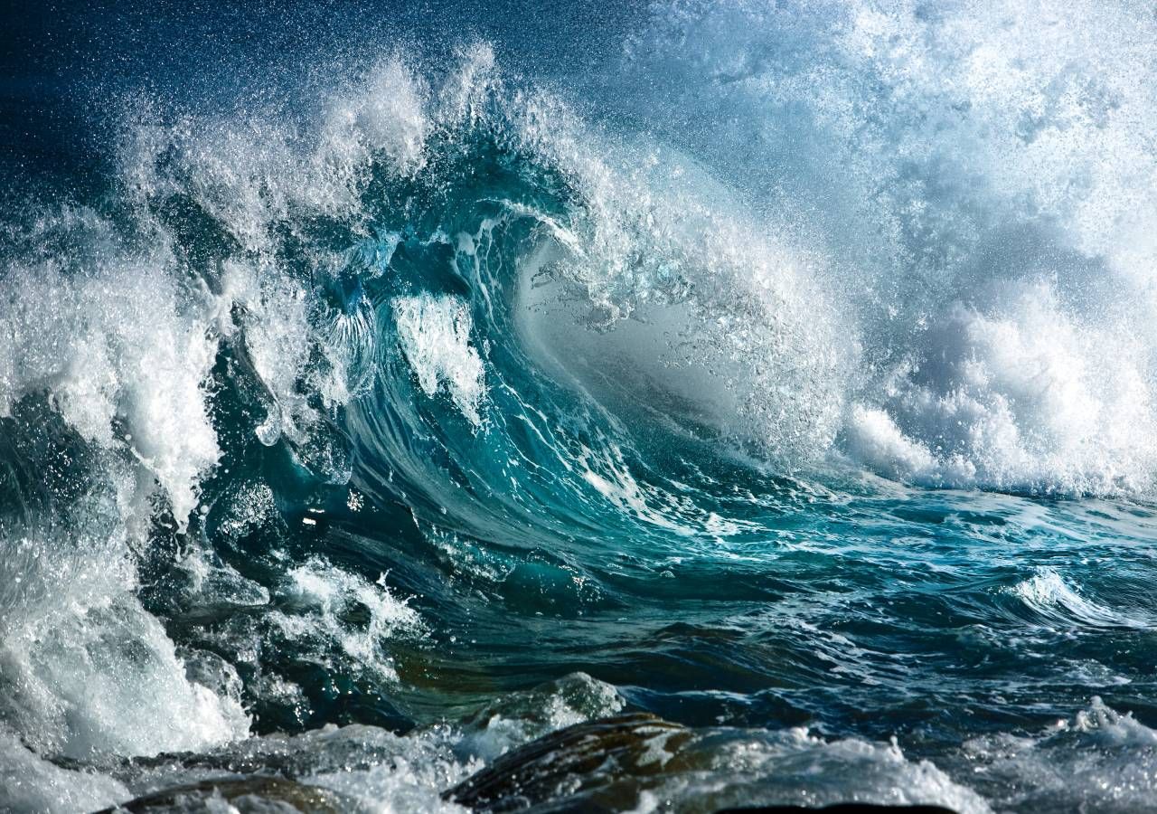 Os oceanos armazenam grandes quantidades de calor e CO₂ nas suas águas, desde a superfície até às camadas mais profundas.