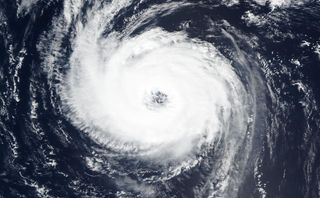 El descomunal ojo de más de 100 km de diámetro del huracán Nigel en el Atlántico