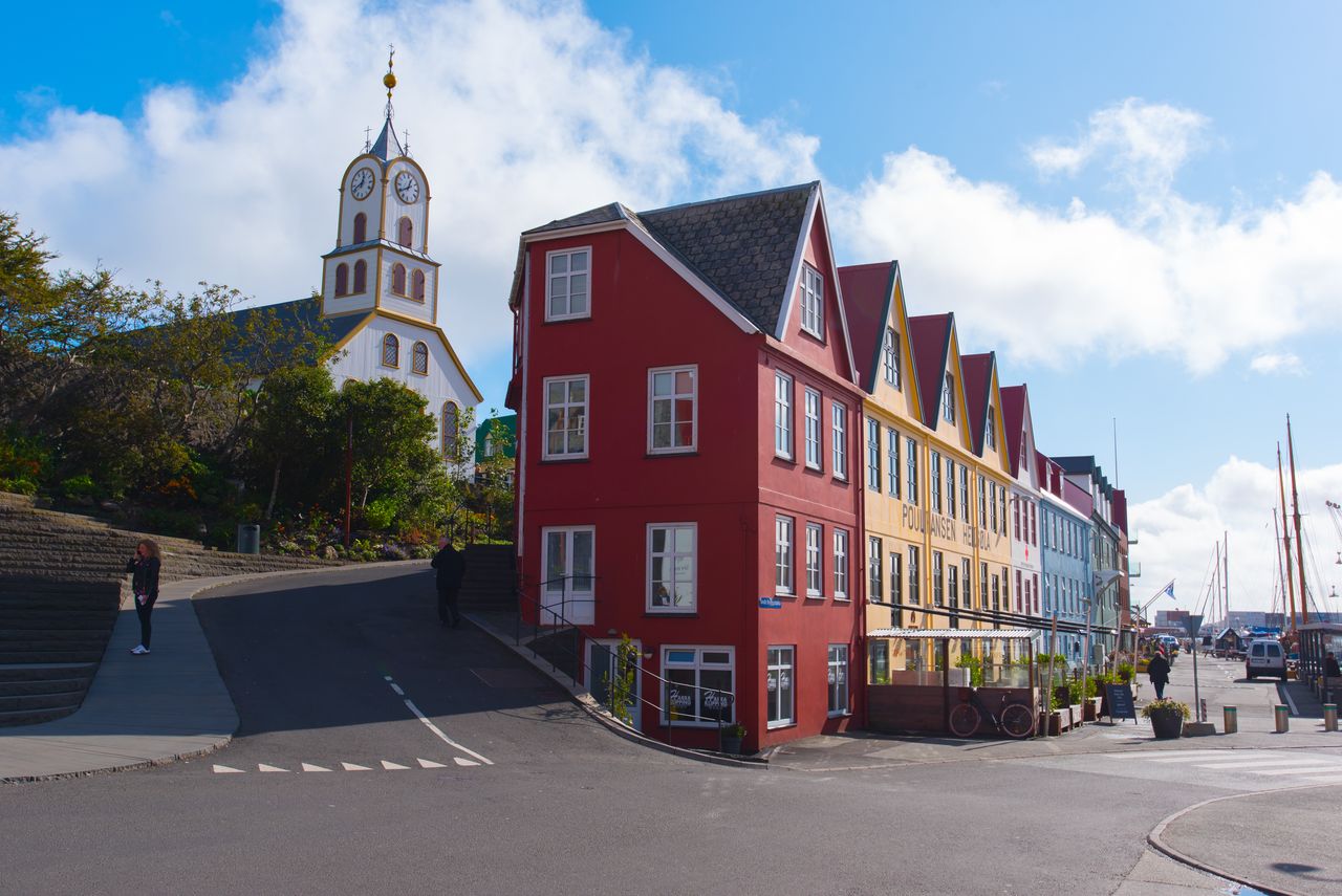 A capital Tórshavn possui pouco mais de doze mil habitantes e o seu nome deve-se a Thor, uma divindade da mitologia nórdica.