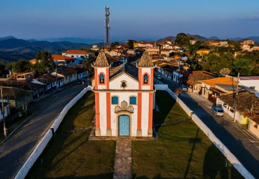 Construída no início do século 18, a Igreja de Nossa Senhora dos Prazeres é uma construção simples mas charmosa. Crédito: Reprodução Viva Lavras Novas.