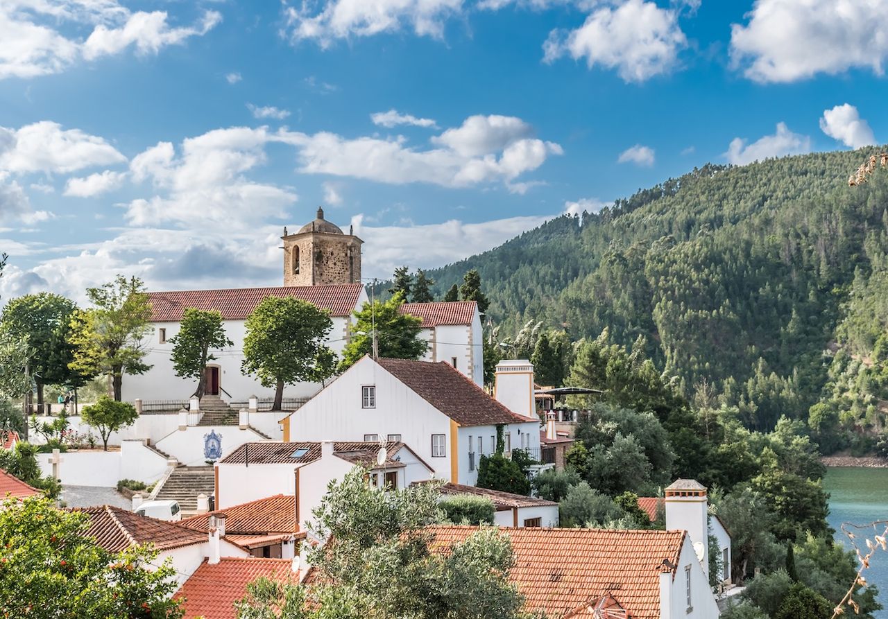 Considerada por muitos como a pérola do Rio Zêzere, Dornes parece um local tirado de um conto de fadas. A pequena aldeia em Ferreira do Zêzere, no distrito de Santarém, cativa todos os que a visitam.