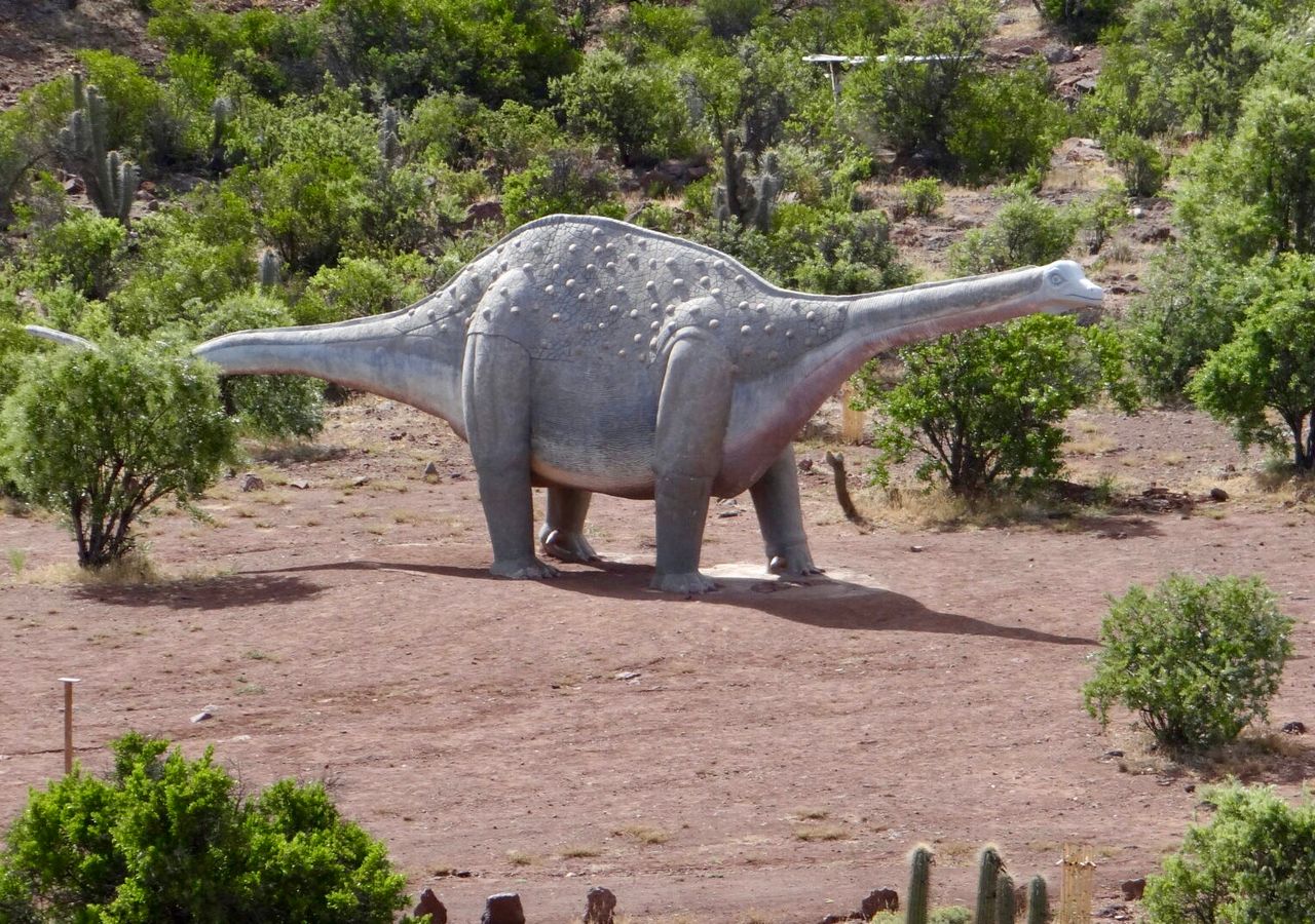 Uno de los principales atractivos del Monumento Natural Pichasca es una figura a tamaño real de un dinosaurio. Crédito: CONAF.