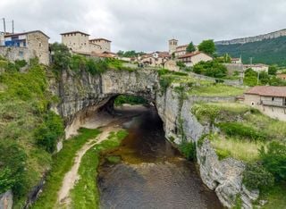 Descubre el increíble pueblo de España que se levanta sobre un gran puente natural de roca