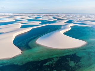 Ce « désert » époustouflant possède des lagons naturels entre des montagnes de sable de plus de 30 mètres de haut !