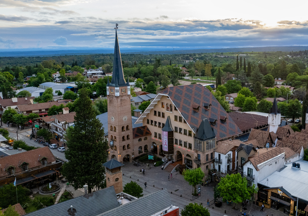 Villa General Belgrano Córdoba La arquitectura, los paisajes y las comunidades de habitantes de Villa General Belgrano nos llevan a pensar en una aldea alpina enclavada en las sierras de Córdoba.
