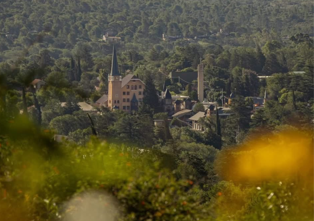 Villa General Belgrano Córdoba Entre los principales atractivos de VGB se destaca la Torre del Reloj, que permite disfrutar desde arriba de una vista panorámica del valle. Foto: X @RespiraArg