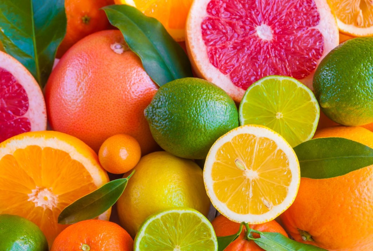Los cítricos son ricos en vitamina C, que refuerzan el sistema inmunológico y ayudan a limpiar el hígado.