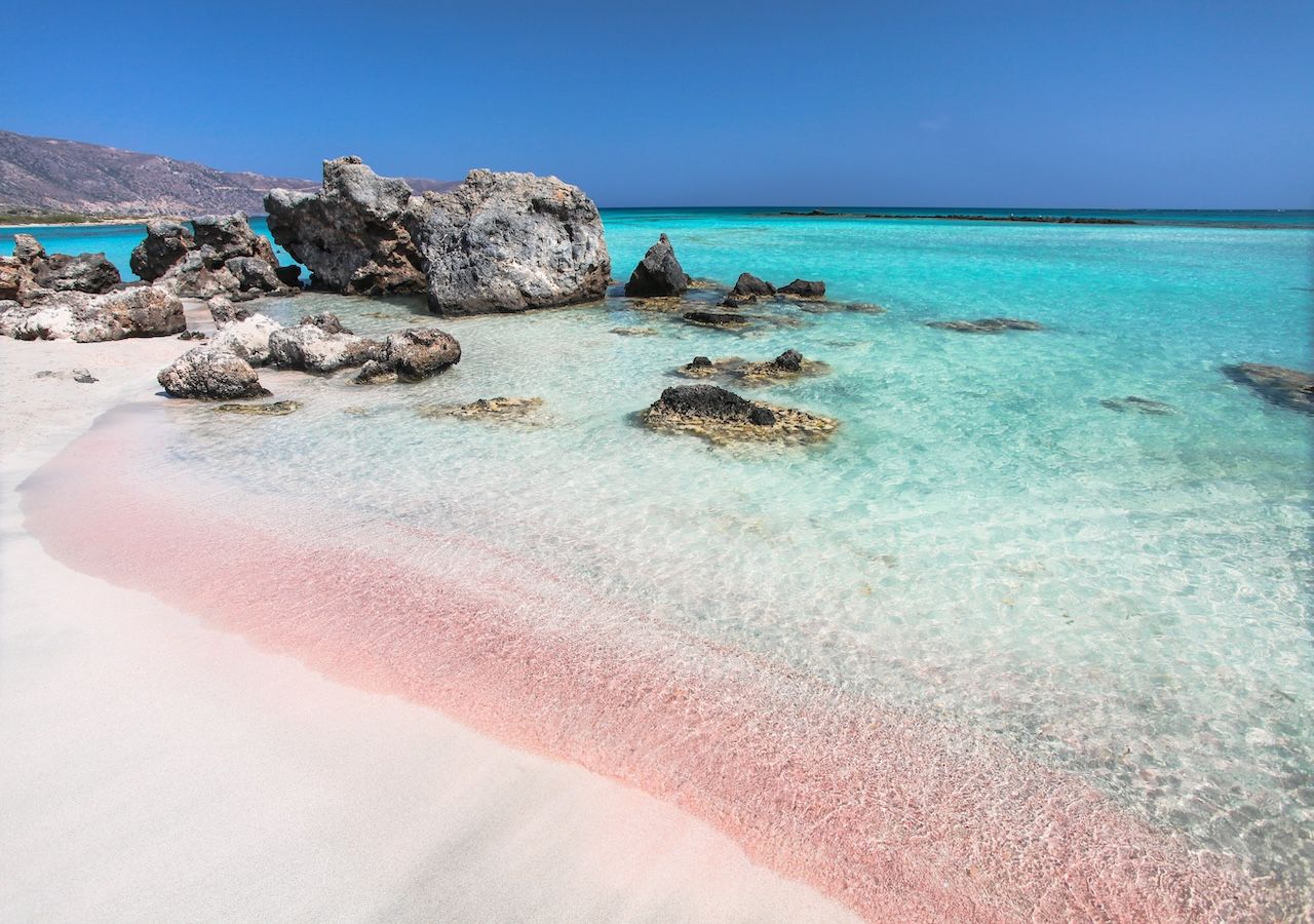 El primer puesto lo ocupa esta playa griega, famosa por su arena rosada formada por fragmentos de coral que ofrece un paisaje único donde el mar turquesa se mezcla con un entorno natural casi intacto.
