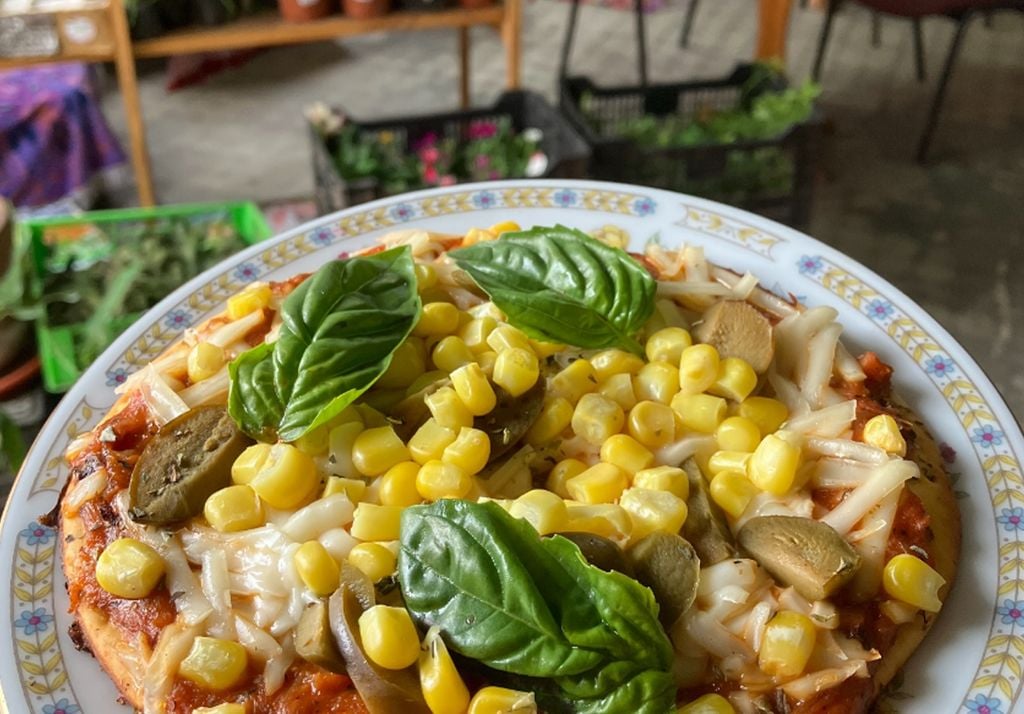 pizza vegana Pizzas individuales a precios muy accesibles se encuentran en este espacio con brunches y snacks veganos. Imagen: @laurel_emporio_colaborativo